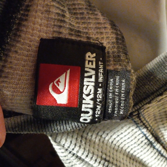Quicksilver long sleeve, gray and black, size 12 months - Picture 3 of 4